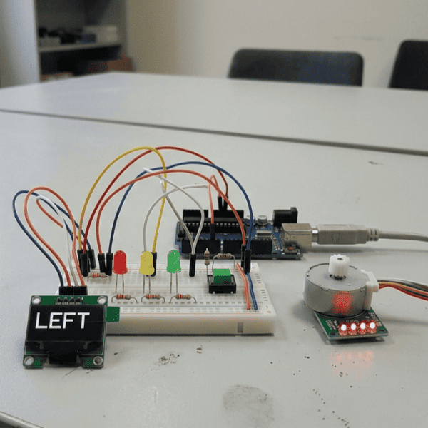 Selbst gebaute Ampelschaltung mit drei LEDs, Display und Motor