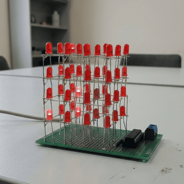 Selbst gebauter LED-Würfel aus roten LEDs auf einer grünen Platine