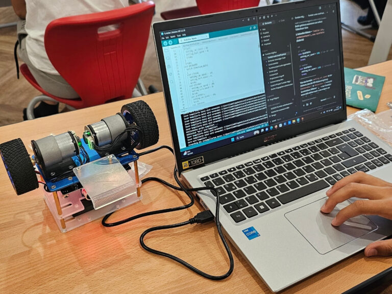 Kinder programmieren eigenständig im Kurs
